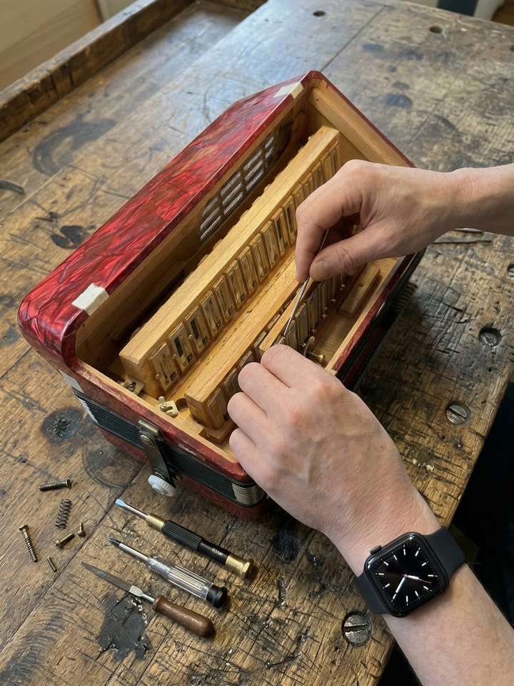 Geöffnetes Akkordeon während einer Reparatur