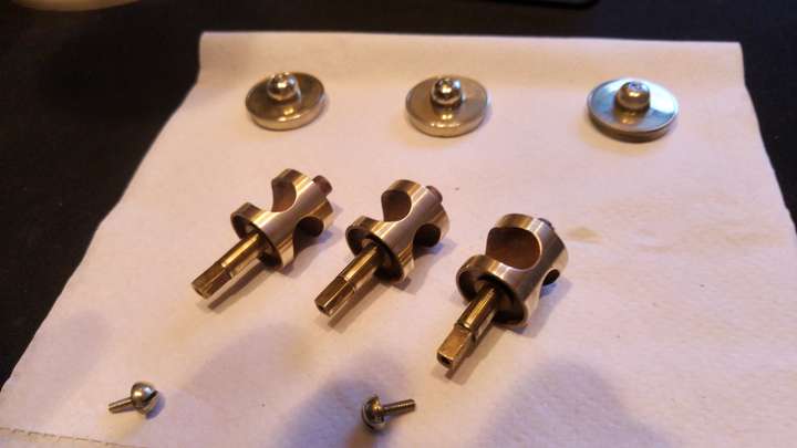 Arbeiten an der Mechanik eines Blechblasinstruments
