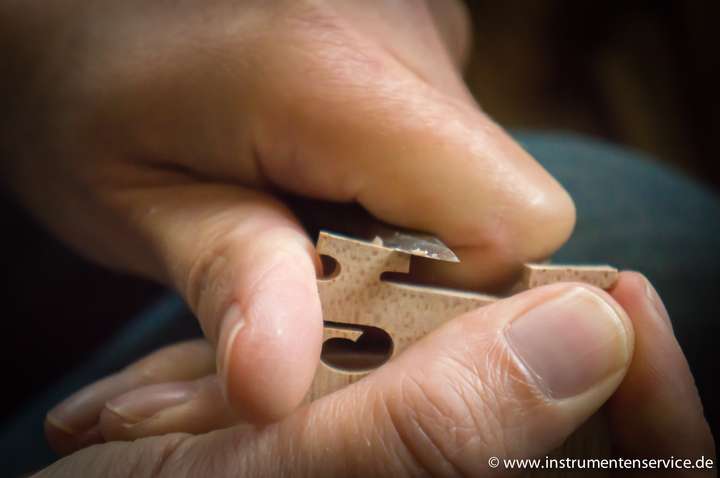 Handwerkliche Arbeit am Korpus einer Geige