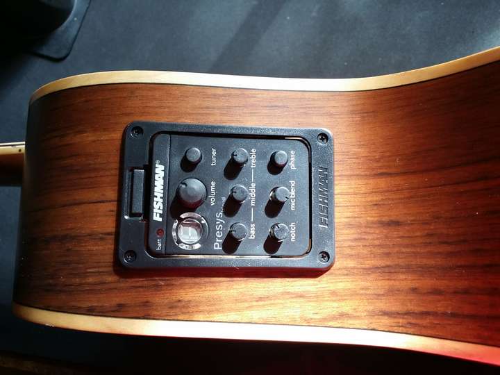 Gitarre während einer Reparatur in der Werkstatt