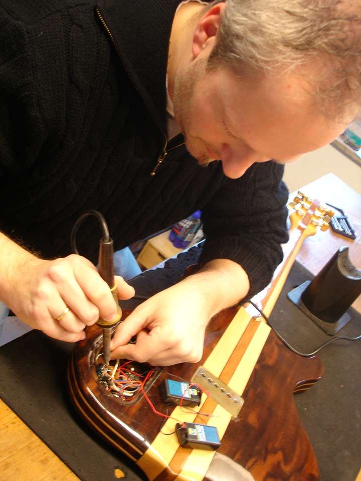 Detail einer Gitarrenreparatur