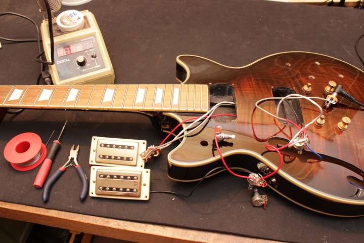 Gitarrenmechanik bei der Durchsicht