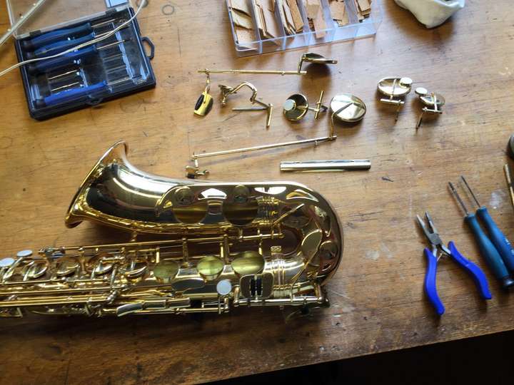 Zerlegtes Holzblasinstrument während einer Reparatur