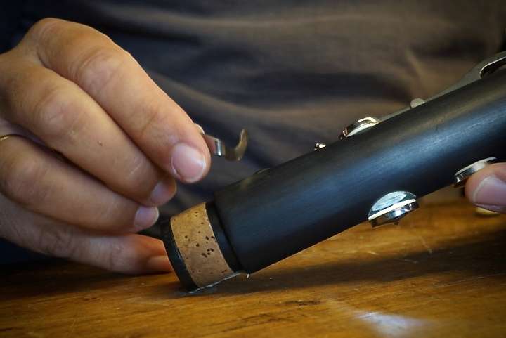 Reparaturarbeit an einem Holzblasinstrument